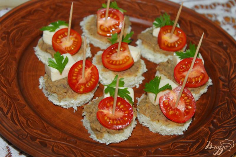 Фото приготовление рецепта: Канапе для праздника с помидорами черри, сыром и мясным паштетом шаг №6