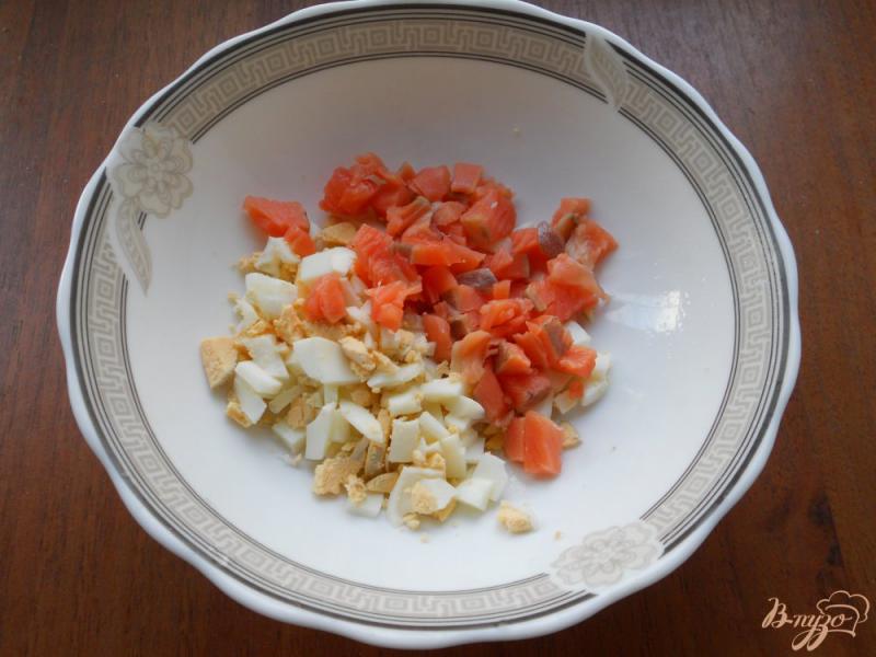 Фото приготовление рецепта: Салат с семгой и яблоком шаг №1