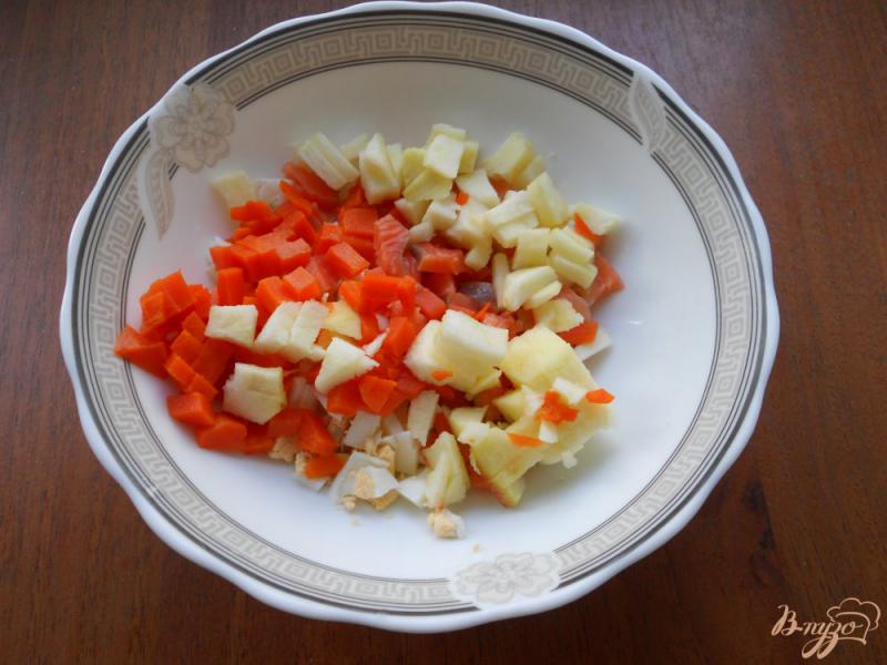 Фото приготовление рецепта: Салат с семгой и яблоком шаг №2