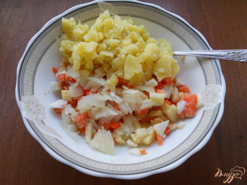 Фото приготовление рецепта: Салат с семгой и яблоком шаг №3