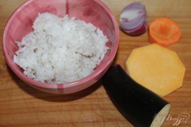 Фото приготовление рецепта: Рис с тыквой и баклажаном шаг №1