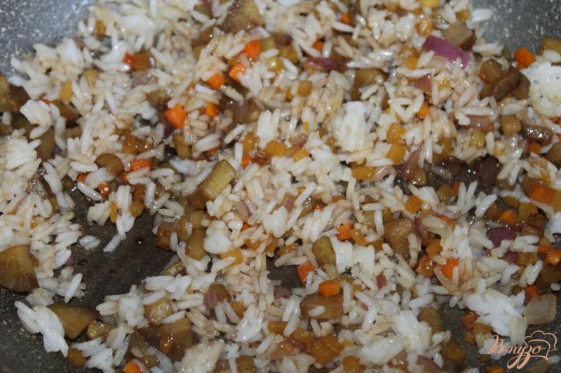 Фото приготовление рецепта: Рис с тыквой и баклажаном шаг №5