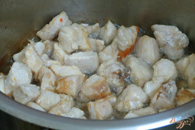 Фото приготовление рецепта: Плов с курицей в кастрюле шаг №4