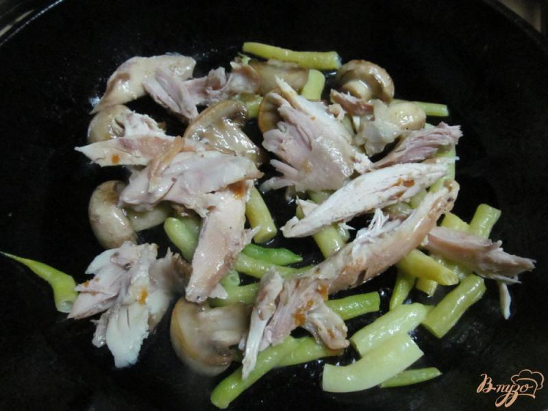 Фото приготовление рецепта: Теплый салат из грибов курицы и фасоли шаг №2