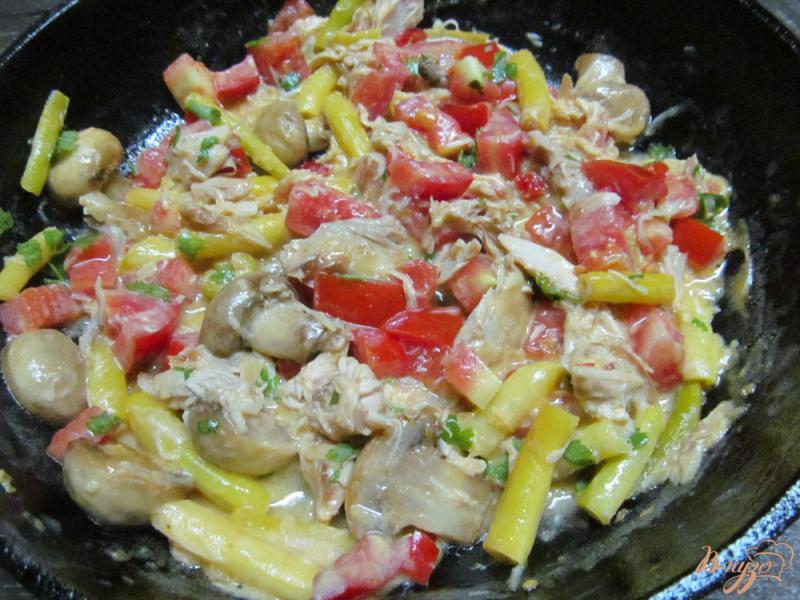 Фото приготовление рецепта: Теплый салат из грибов курицы и фасоли шаг №4