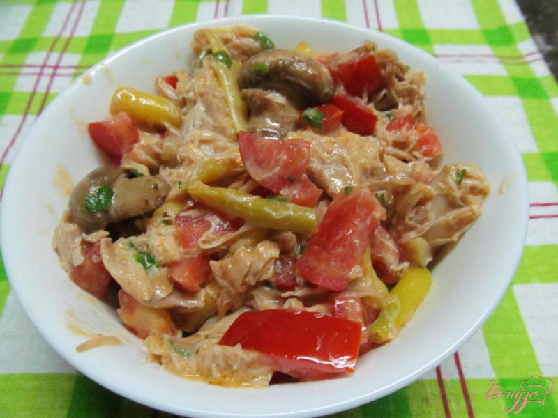 Фото приготовление рецепта: Теплый салат из грибов курицы и фасоли шаг №5