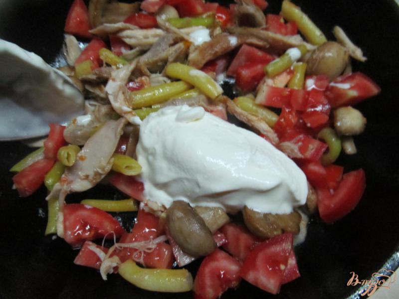 Фото приготовление рецепта: Теплый салат из грибов курицы и фасоли шаг №3