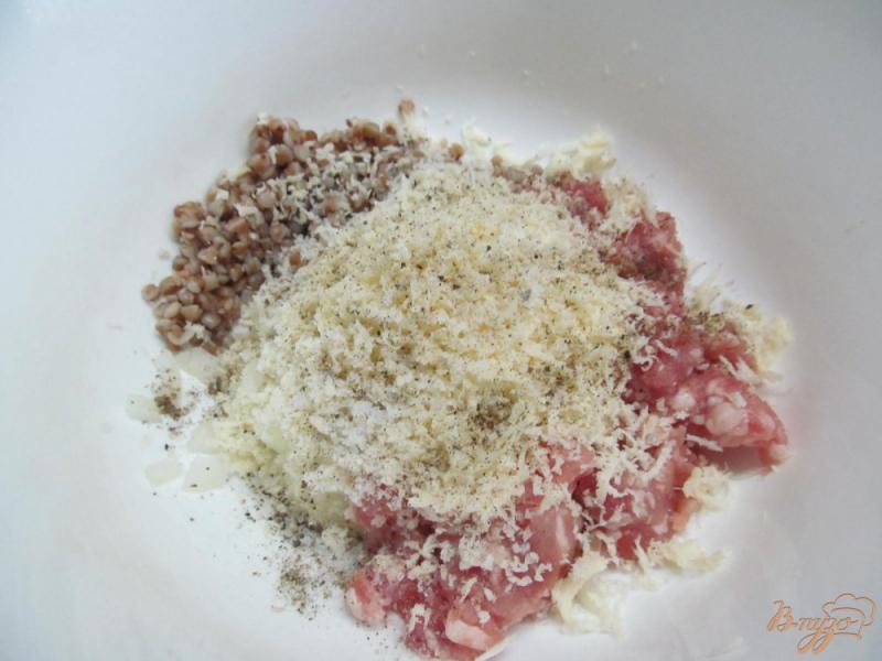 Фото приготовление рецепта: Гречневые тефтели под грибным соусом шаг №2