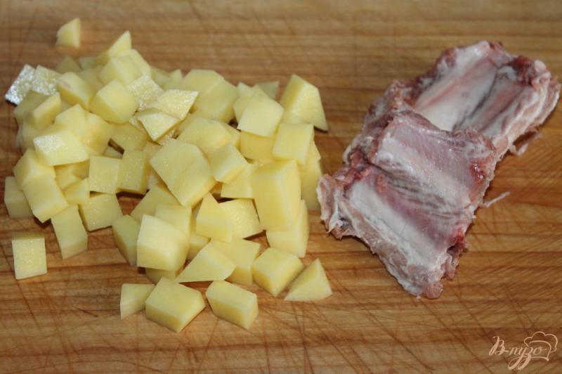 Фото приготовление рецепта: Картофельный суп со шпинатом и свиными ребрами шаг №1