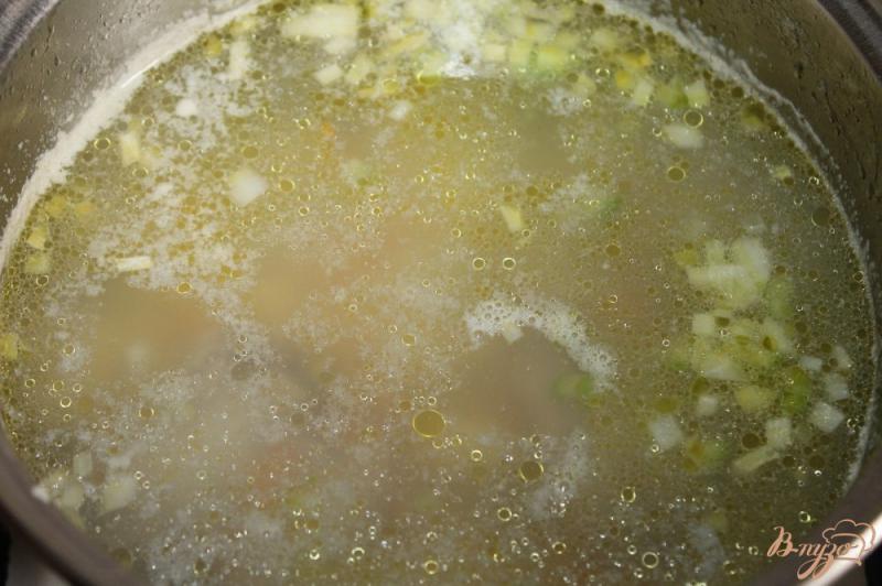 Фото приготовление рецепта: Картофельный суп со шпинатом и свиными ребрами шаг №5