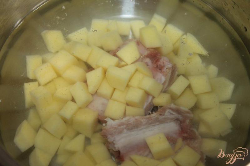 Фото приготовление рецепта: Картофельный суп со шпинатом и свиными ребрами шаг №2