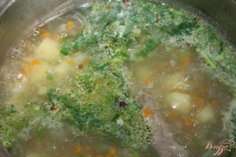 Фото приготовление рецепта: Картофельный суп со шпинатом и свиными ребрами шаг №7