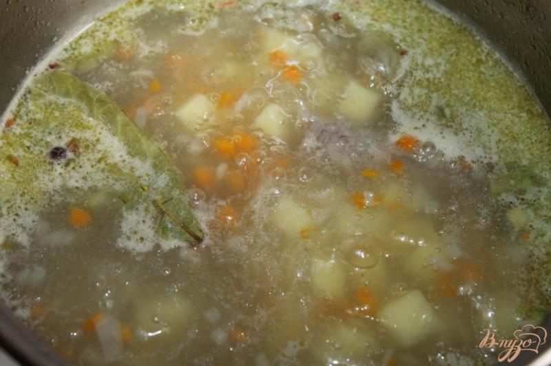 Фото приготовление рецепта: Картофельный суп со шпинатом и свиными ребрами шаг №6