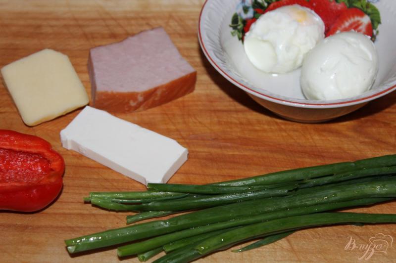 Фото приготовление рецепта: Закуска из яиц, сыра, перца и свинины шаг №1