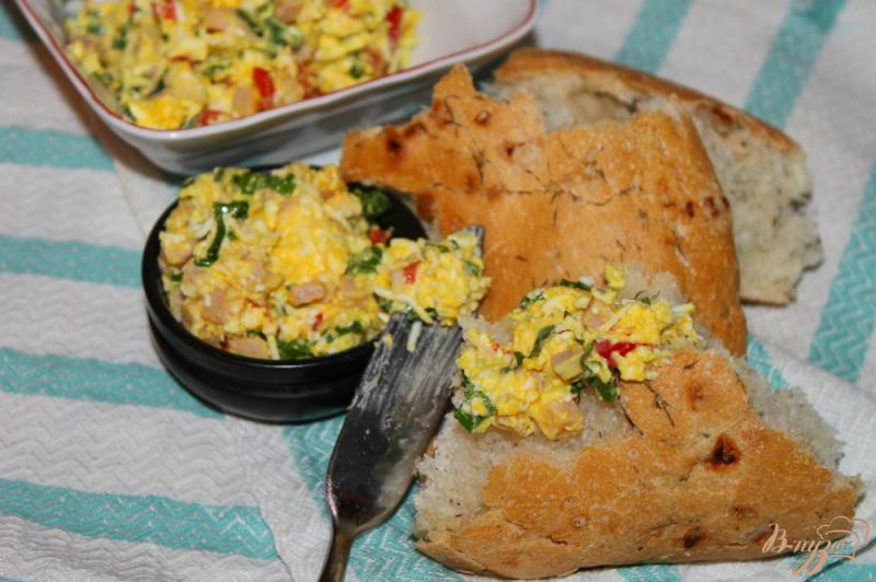 Фото приготовление рецепта: Закуска из яиц, сыра, перца и свинины шаг №7