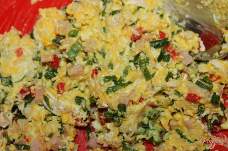 Фото приготовление рецепта: Закуска из яиц, сыра, перца и свинины шаг №6