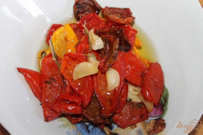 Фото приготовление рецепта: Печеные помидоры с розмарином и тимьяном шаг №5