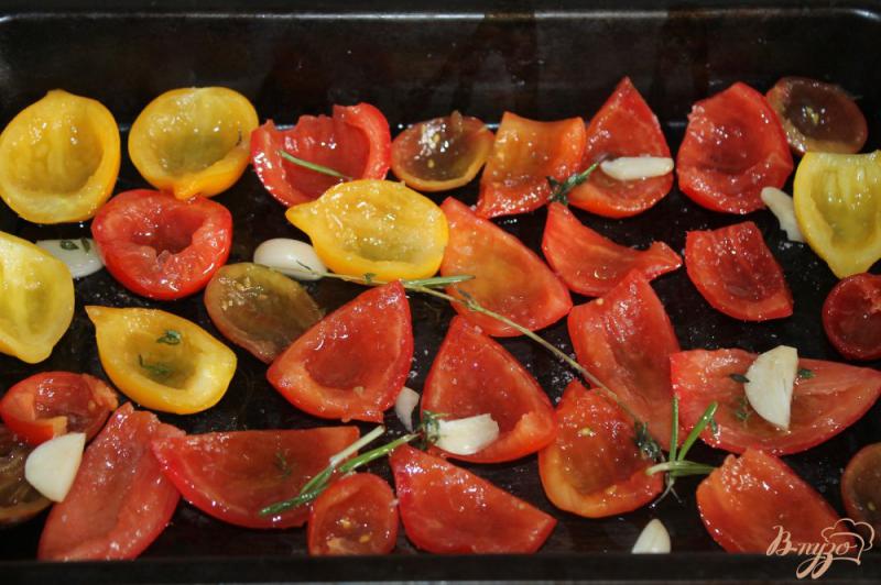 Фото приготовление рецепта: Печеные помидоры с розмарином и тимьяном шаг №4