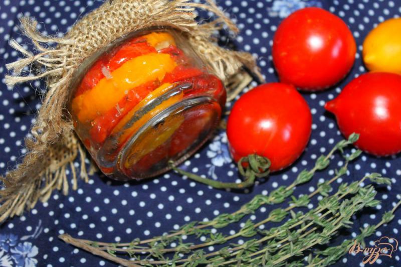 Фото приготовление рецепта: Печеные помидоры с розмарином и тимьяном шаг №6