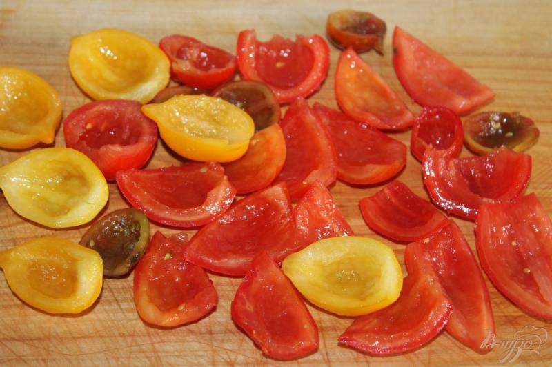 Фото приготовление рецепта: Печеные помидоры с розмарином и тимьяном шаг №2