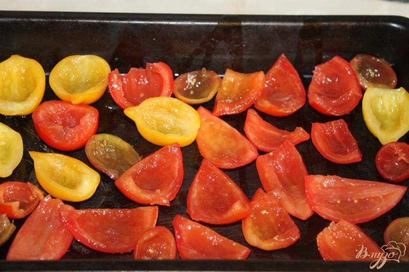 Фото приготовление рецепта: Печеные помидоры с розмарином и тимьяном шаг №3