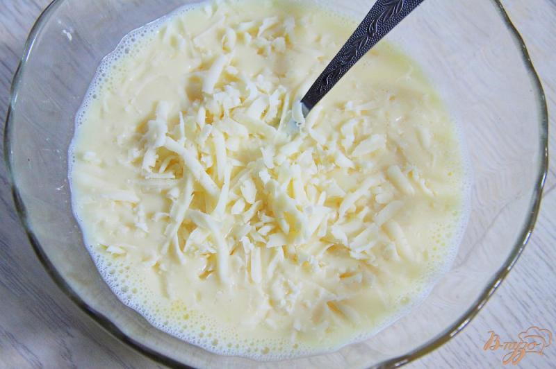 Фото приготовление рецепта: Омлет с сыром в микроволновке шаг №3