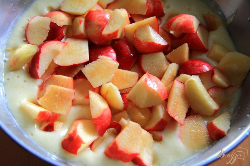 Фото приготовление рецепта: Шарлотка с яблоками в мультиварке шаг №4