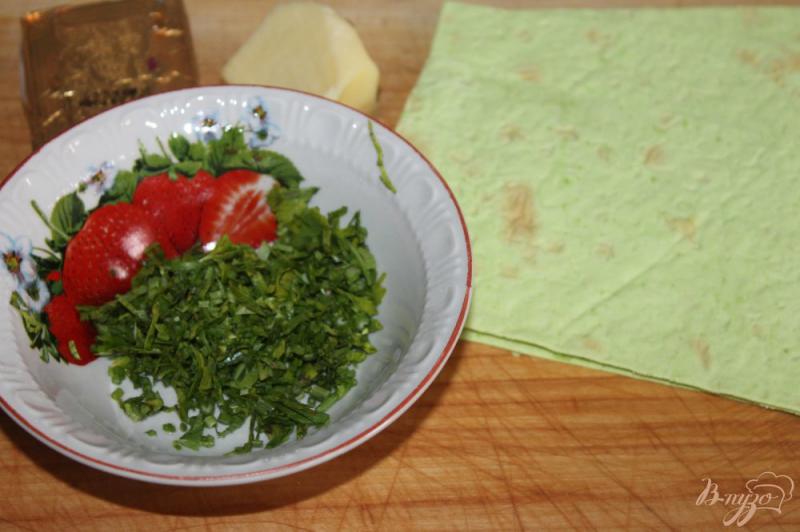 Фото приготовление рецепта: Лаваш в яичном кляре с двумя видами сыра и зеленью шаг №1