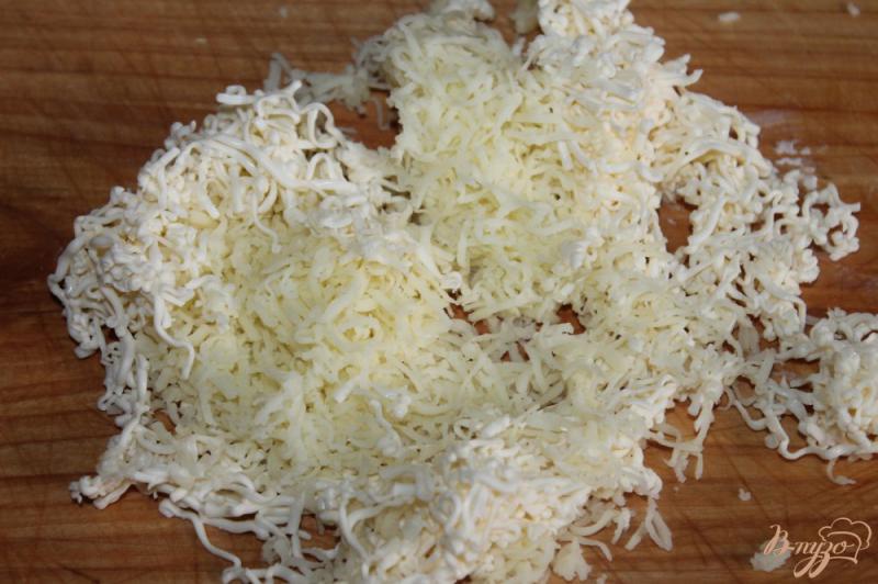 Фото приготовление рецепта: Лаваш в яичном кляре с двумя видами сыра и зеленью шаг №2