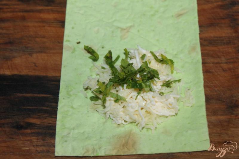 Фото приготовление рецепта: Лаваш в яичном кляре с двумя видами сыра и зеленью шаг №3