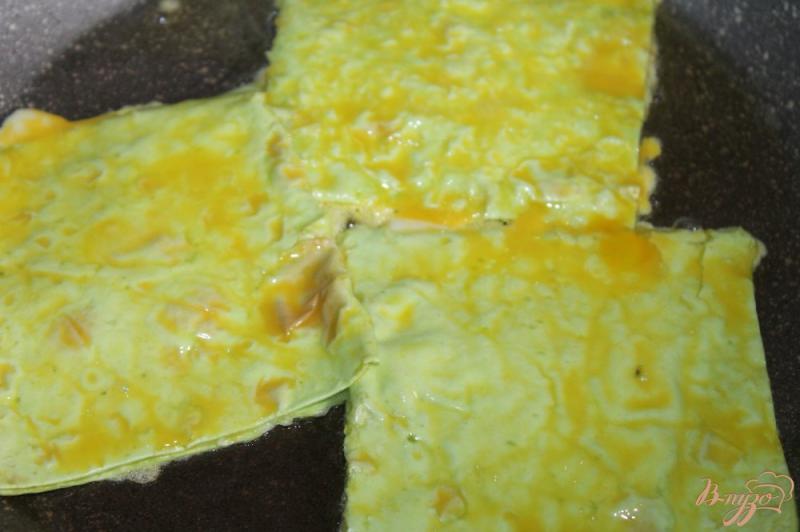 Фото приготовление рецепта: Лаваш в яичном кляре с двумя видами сыра и зеленью шаг №5