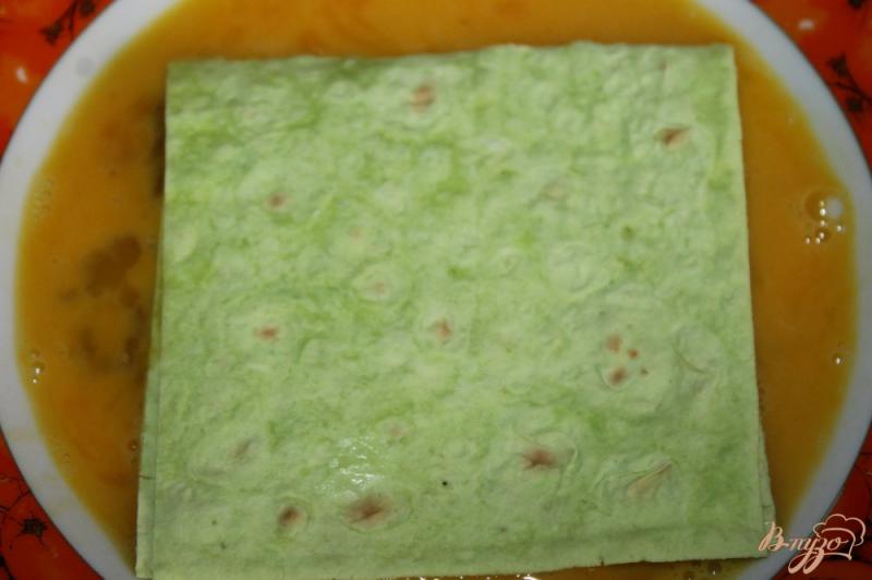 Фото приготовление рецепта: Лаваш в яичном кляре с двумя видами сыра и зеленью шаг №4