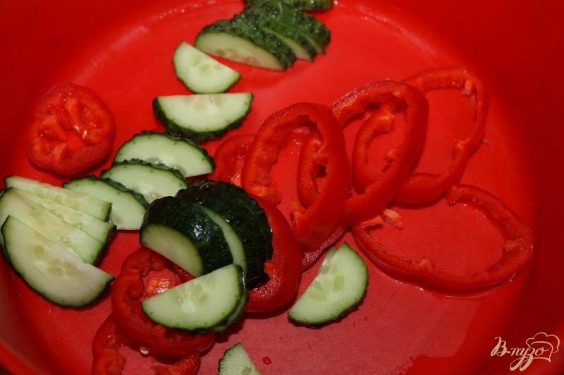 Фото приготовление рецепта: Салат с редисом, шпинатом и сыром Фета шаг №3