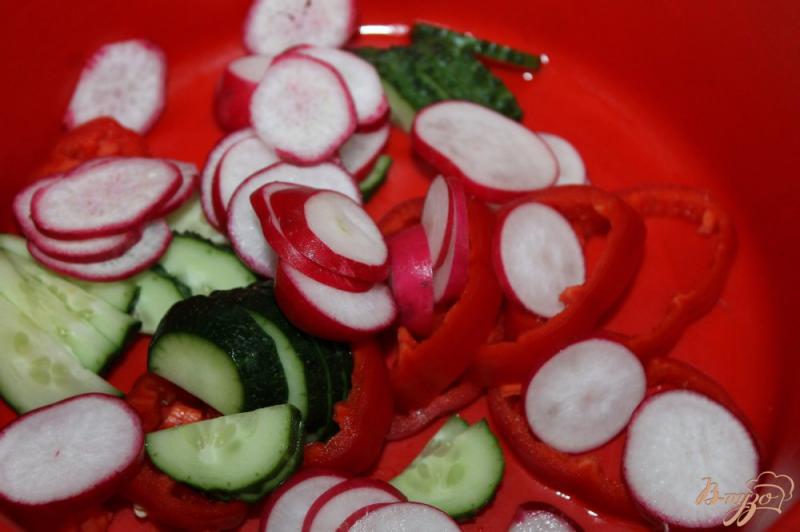 Фото приготовление рецепта: Салат с редисом, шпинатом и сыром Фета шаг №4
