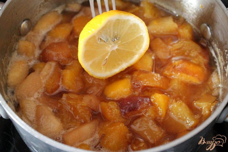 Фото приготовление рецепта: Персиковое варенье с лимоном шаг №4