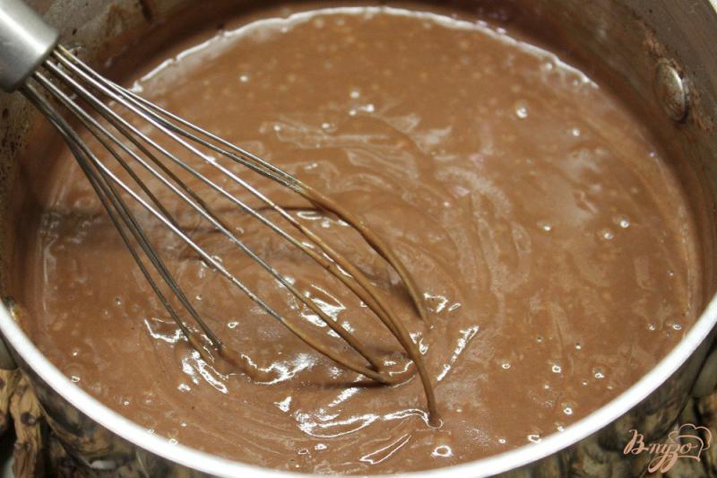 Фото приготовление рецепта: Шоколадное мороженное с грецким орехом шаг №4