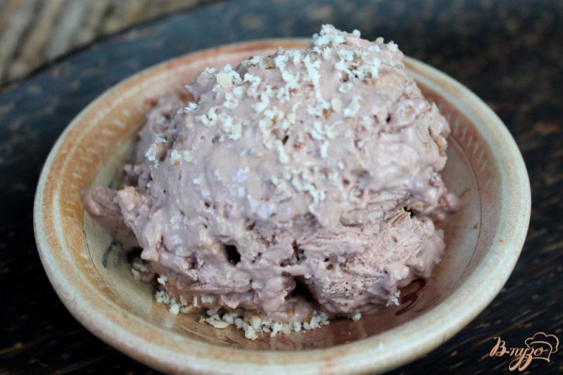 Фото приготовление рецепта: Шоколадное мороженное с грецким орехом шаг №8