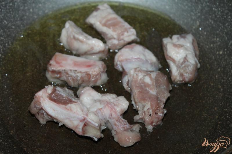 Фото приготовление рецепта: Гречка со свиными ребрами, перцем и кабачком шаг №1