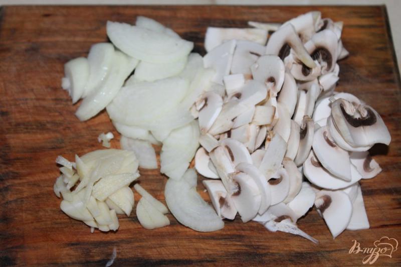 Фото приготовление рецепта: Скумбрия с грибами и сыром шаг №2