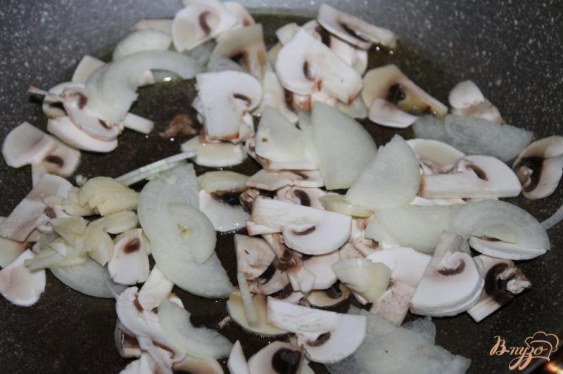 Фото приготовление рецепта: Скумбрия с грибами и сыром шаг №3