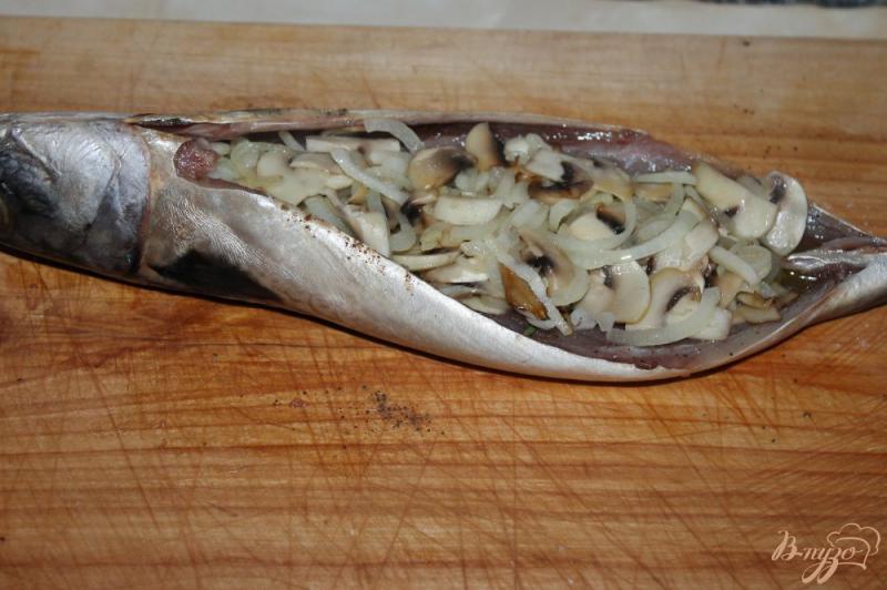 Фото приготовление рецепта: Скумбрия с грибами и сыром шаг №5