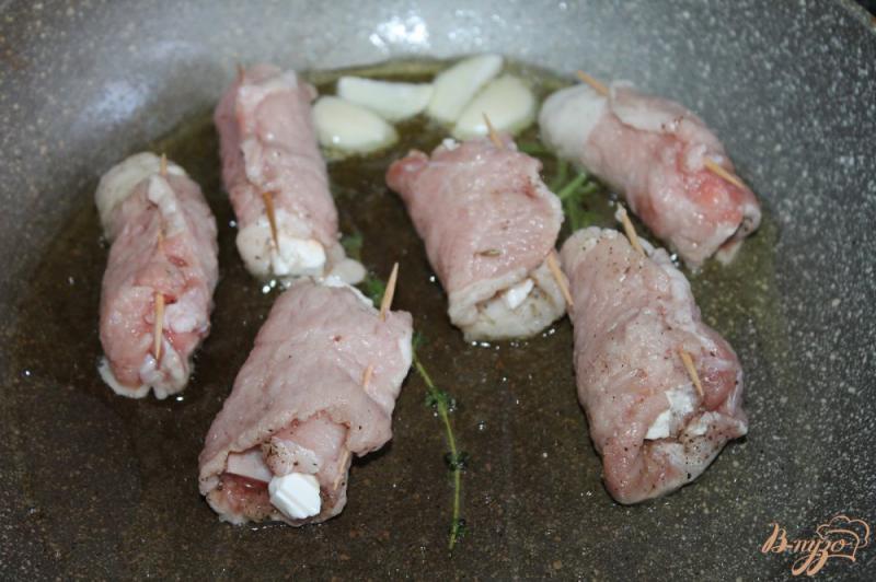 Фото приготовление рецепта: Мини рулеты из свинины с фетой и ветчиной шаг №6