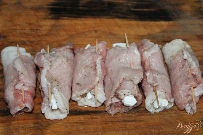 Фото приготовление рецепта: Мини рулеты из свинины с фетой и ветчиной шаг №5