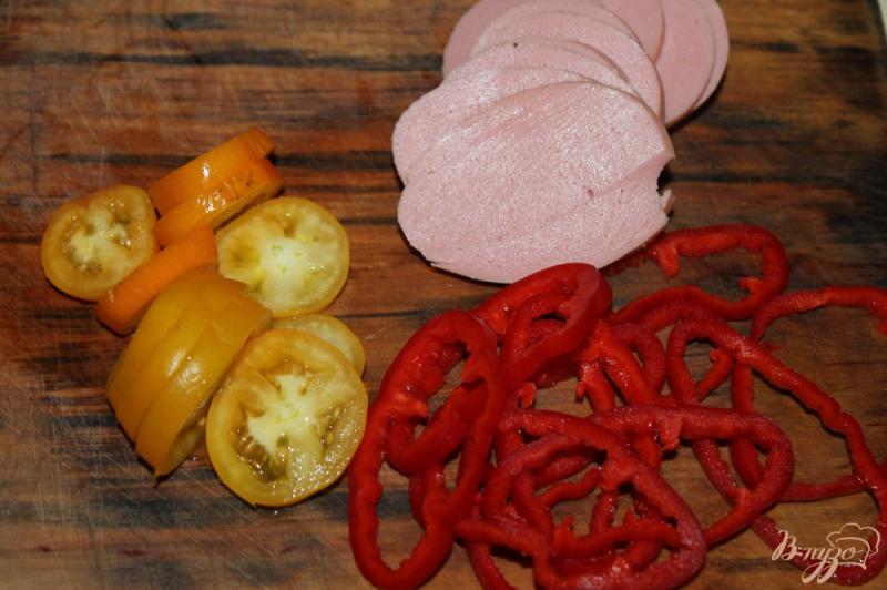 Фото приготовление рецепта: Омлет с перцем и вареной колбасой шаг №3