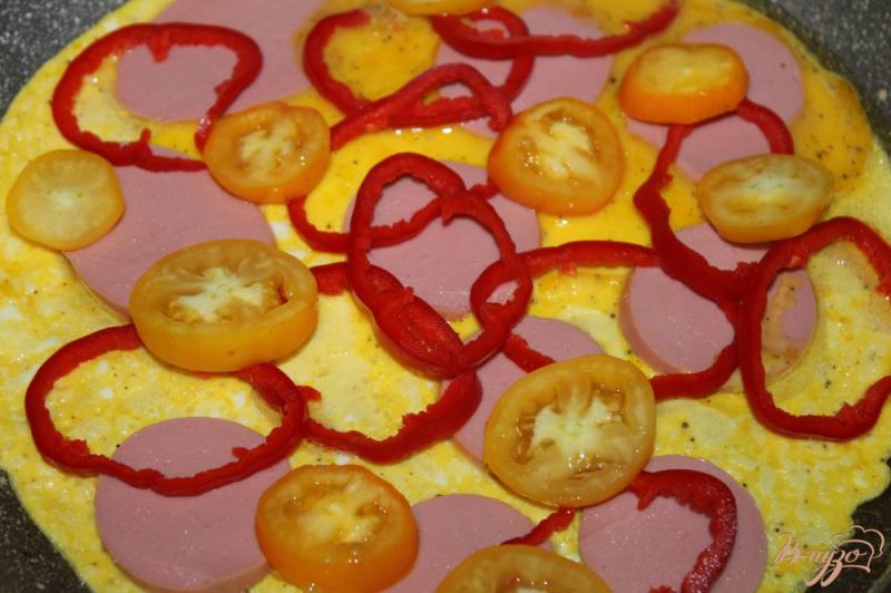 Фото приготовление рецепта: Омлет с перцем и вареной колбасой шаг №4