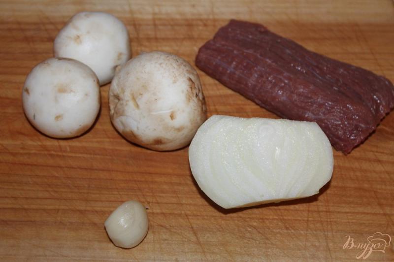 Фото приготовление рецепта: Телятина с грибами и луком в соевом соусе шаг №1