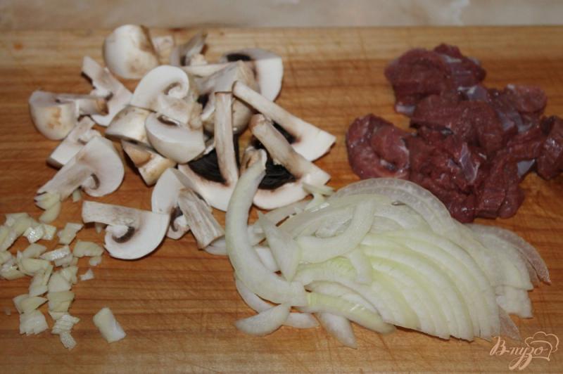 Фото приготовление рецепта: Телятина с грибами и луком в соевом соусе шаг №2