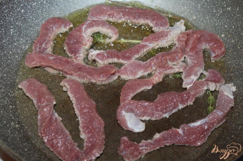 Фото приготовление рецепта: Телятина с грибами и луком в соевом соусе шаг №3