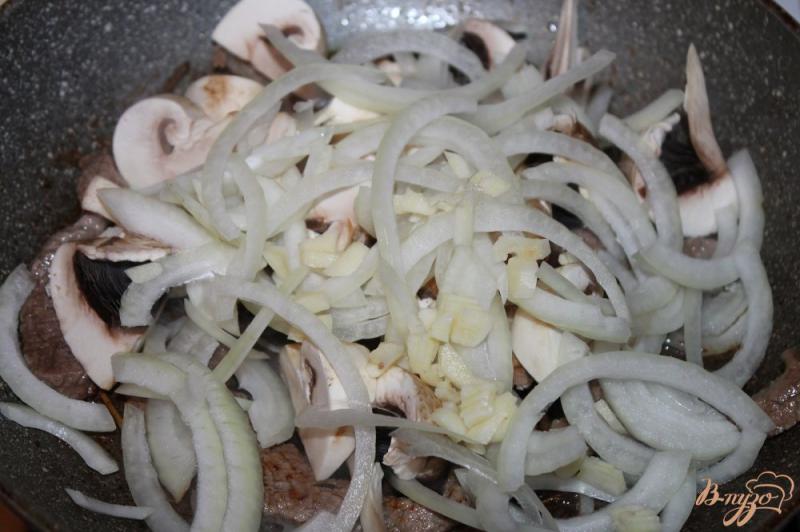 Фото приготовление рецепта: Телятина с грибами и луком в соевом соусе шаг №4