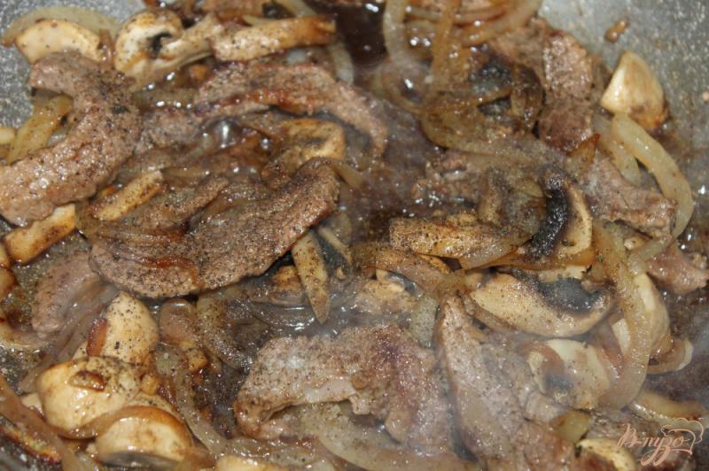 Фото приготовление рецепта: Телятина с грибами и луком в соевом соусе шаг №5